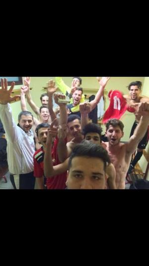I ragazzi rossoneri festeggiano la vittoria contro l'Elba